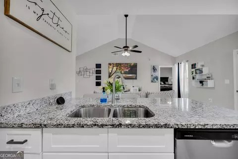 Kitchen - 71 Adaline Ct, Carnesville, GA 30521 photo 3 of 4