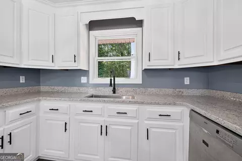 Kitchen - 3141 Highway 172 E, Bowman, GA 30624 photo 6 of 6