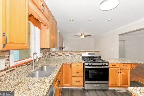 Kitchen - 85 North Dr, Hampton, GA 30228 photo 2 of 3