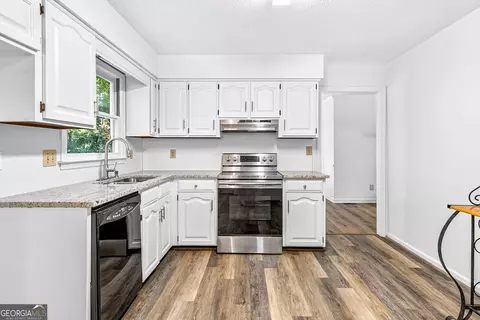Kitchen - 106 Mckinley Cir, Lagrange, GA 30240 photo 2 of 3