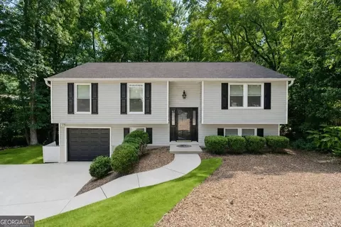 9682 N Pond Cir, Roswell, GA 30076