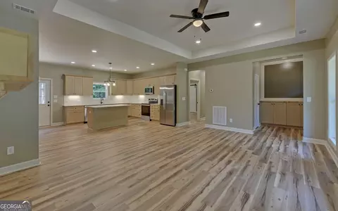 Living - 55 Wesley Cir, Toccoa, GA 30577 photo 2 of 4