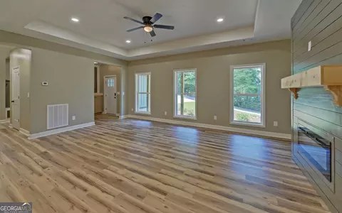 Living - 55 Wesley Cir, Toccoa, GA 30577 photo 3 of 4