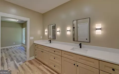 Bath - 55 Wesley Cir, Toccoa, GA 30577 photo 2 of 5