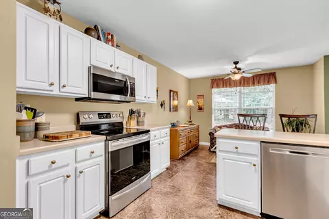 Kitchen - 277 Silver Brook Cir, Pooler, GA 31322 photo 3 of 3
