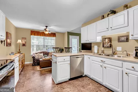 Kitchen - 277 Silver Brook Cir, Pooler, GA 31322 photo 2 of 3