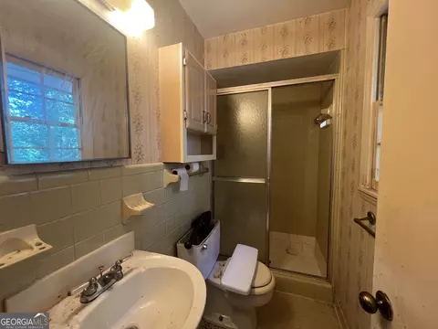 Bath - 404 Debra Dr, Lagrange, GA 30240 photo 1 of 4