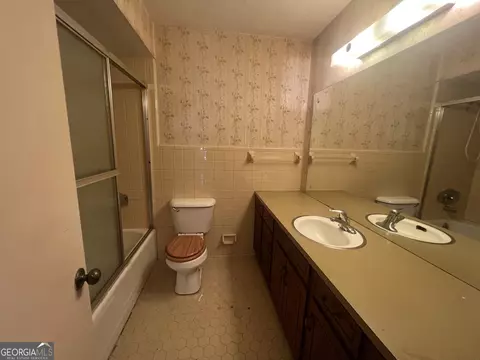 Bath - 404 Debra Dr, Lagrange, GA 30240 photo 2 of 4