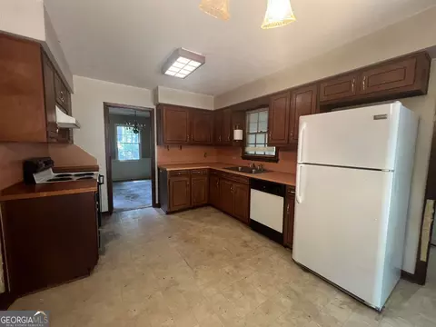 Kitchen - 404 Debra Dr, Lagrange, GA 30240 photo 2 of 2