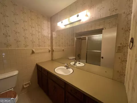 Bath - 404 Debra Dr, Lagrange, GA 30240 photo 3 of 4