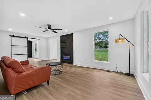 Living - 515 E Lee St, Thomaston, GA 30286 photo 2 of 3