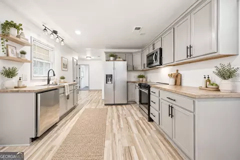 Kitchen - 145 Wall St, Warner Robins, GA 31088 photo 1 of 1