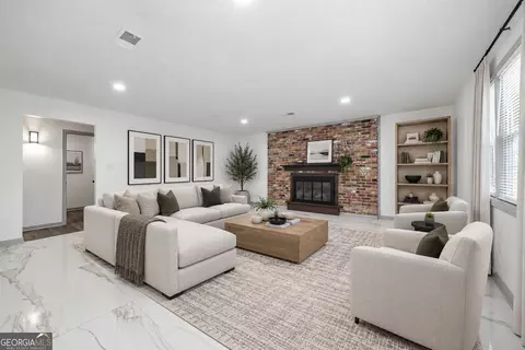 Living - 145 Wall St, Warner Robins, GA 31088 photo 1 of 2