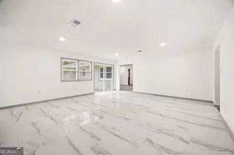 Living - 145 Wall St, Warner Robins, GA 31088 photo 2 of 2