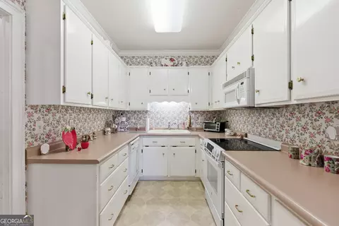Kitchen - 22 Green Hill Pl, Toccoa, GA 30577 photo 2 of 3