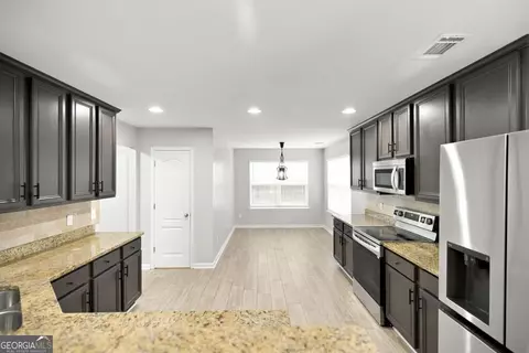 Kitchen - 105 Dane Ter, Warner Robins, GA 31088 photo 4 of 4
