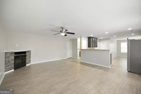 Living - 105 Dane Ter, Warner Robins, GA 31088 photo 2 of 5