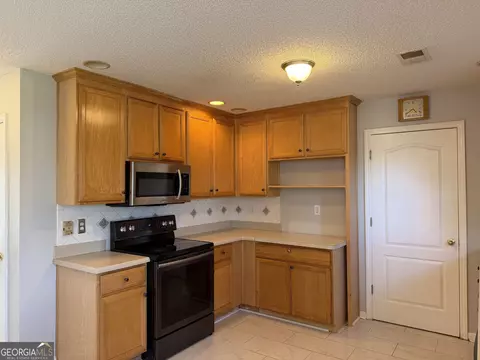 Kitchen - 152 Moss Pointe Dr, Mcdonough, GA 30253 photo 1 of 2