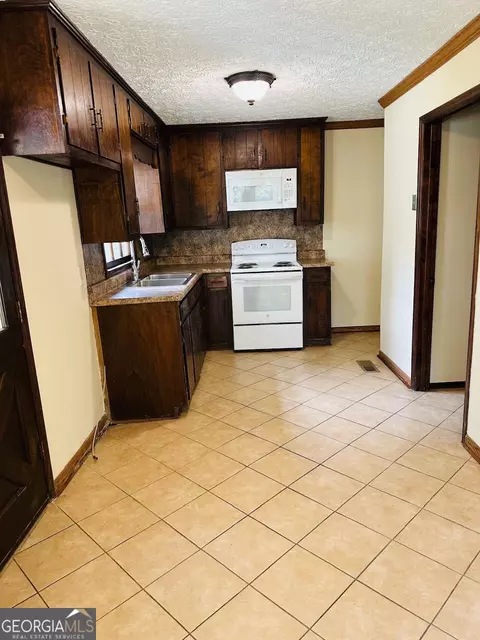 Kitchen - 115 W Pyne Dr, Lagrange, GA 30240 photo 2 of 2