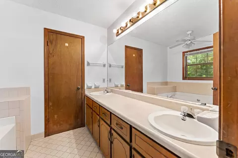 Bath - 212 Farmbrook Pkwy E, Stockbridge, GA 30281 photo 5 of 6