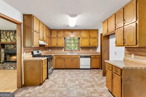 Kitchen - 212 Farmbrook Pkwy E, Stockbridge, GA 30281 photo 3 of 3