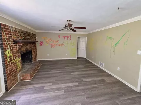 Living - 524 Sawmill Rd, Hampton, GA 30228 photo 2 of 4