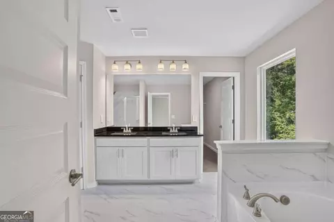 Bath - 232 Sage St, Commerce, GA 30529 photo 1 of 2