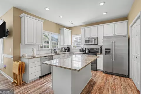 Kitchen - 2002 Evergreen Dr SE, Conyers, GA 30013 photo 2 of 4