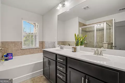 Bath - 2710 Kemp Ct, Conyers, GA 30094 photo 4 of 5