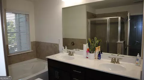 Bath - 2710 Kemp Ct, Conyers, GA 30094 photo 2 of 5