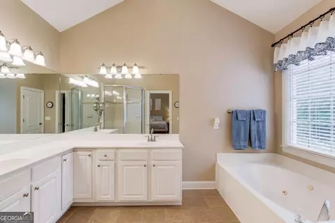 Bath - 1131 Overlook Ln, Monroe, GA 30656 photo 2 of 3
