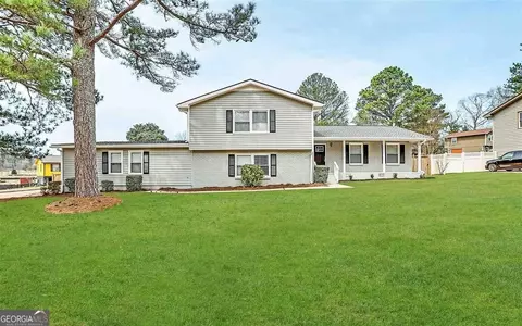 3609 River Hills Dr, Ellenwood, GA 30294