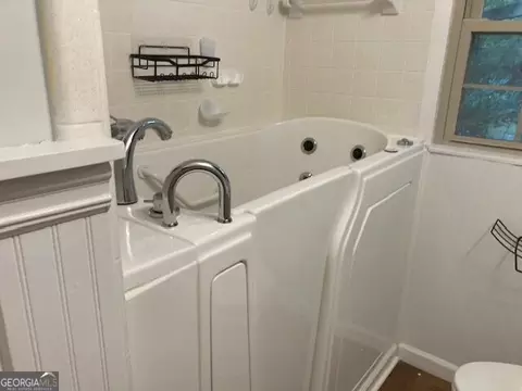 Bath - 304 Clairmont Dr, Dublin, GA 31021 photo 2 of 3