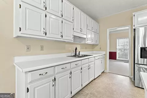 Kitchen - 255 Weeping Willow Way, Tyrone, GA 30290 photo 4 of 6