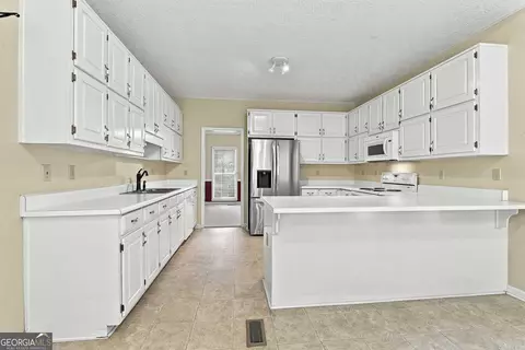 Kitchen - 255 Weeping Willow Way, Tyrone, GA 30290 photo 3 of 6