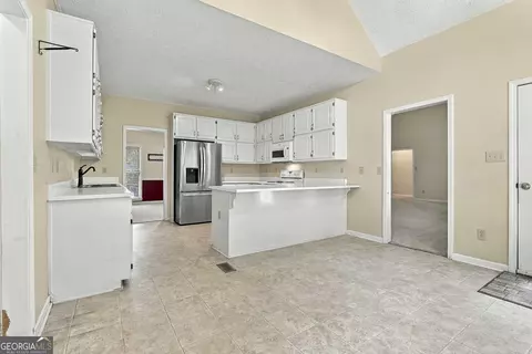 Kitchen - 255 Weeping Willow Way, Tyrone, GA 30290 photo 2 of 6