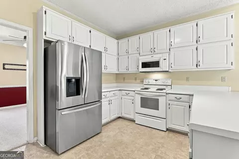 Kitchen - 255 Weeping Willow Way, Tyrone, GA 30290 photo 5 of 6