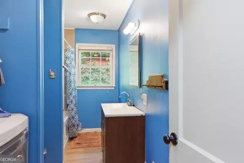 Bath - 169 N Pinecrest Rd, Toccoa, GA 30577 photo 2 of 3
