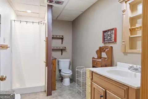 Bath - 169 N Pinecrest Rd, Toccoa, GA 30577 photo 3 of 3