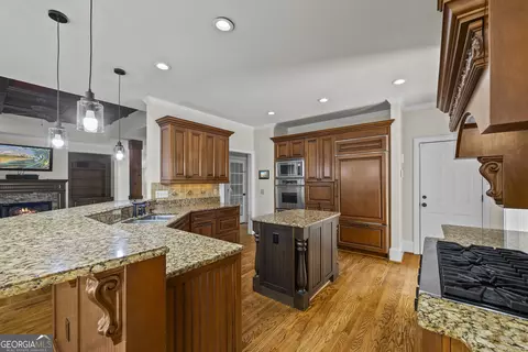 Kitchen - 5545 Stoneleigh Dr, Suwanee, GA 30024 photo 3 of 8