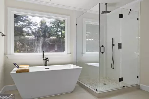 Bath - 5545 Stoneleigh Dr, Suwanee, GA 30024 photo 5 of 11