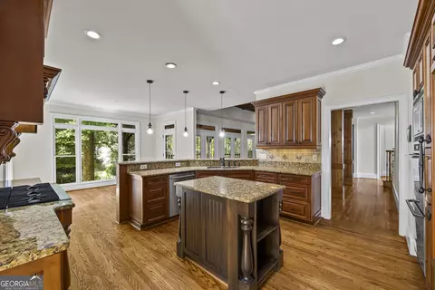Kitchen - 5545 Stoneleigh Dr, Suwanee, GA 30024 photo 4 of 8