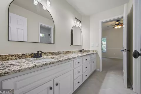 Bath - 5545 Stoneleigh Dr, Suwanee, GA 30024 photo 10 of 11