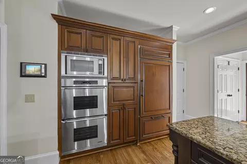 Kitchen - 5545 Stoneleigh Dr, Suwanee, GA 30024 photo 7 of 8