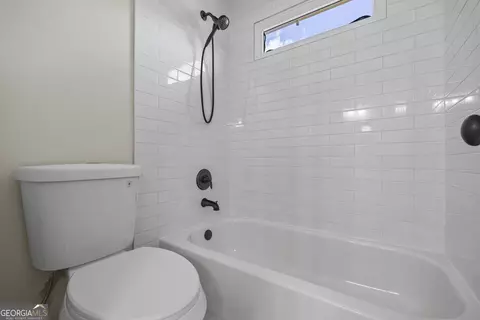 Bath - 5545 Stoneleigh Dr, Suwanee, GA 30024 photo 9 of 11