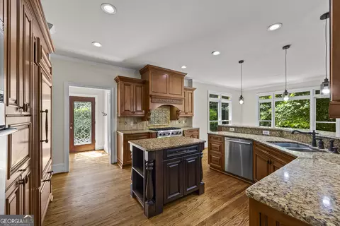 Kitchen - 5545 Stoneleigh Dr, Suwanee, GA 30024 photo 5 of 8