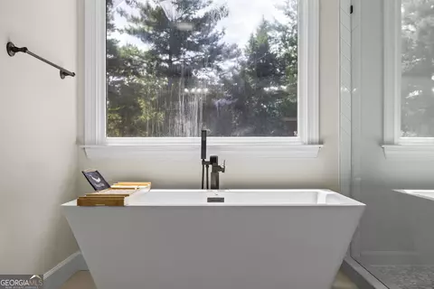 Bath - 5545 Stoneleigh Dr, Suwanee, GA 30024 photo 6 of 11