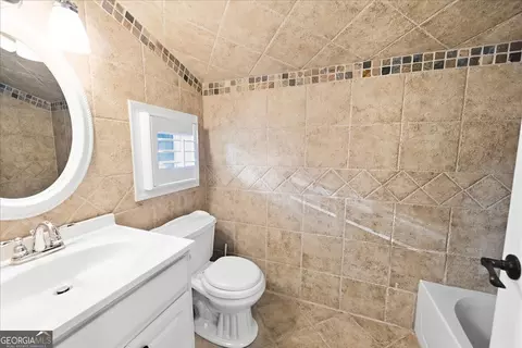Bath - 1805 Stephens Ct, Monroe, GA 30656 photo 8 of 8