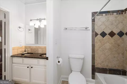 Bath - 1805 Stephens Ct, Monroe, GA 30656 photo 4 of 8