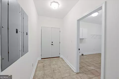 Entry Way - 1805 Stephens Ct, Monroe, GA 30656 photo 5 of 6